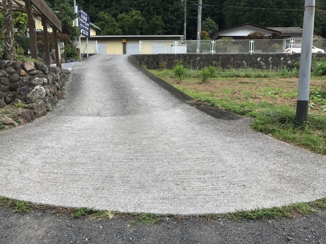 古民家ファミリービレッジ入り口の坂